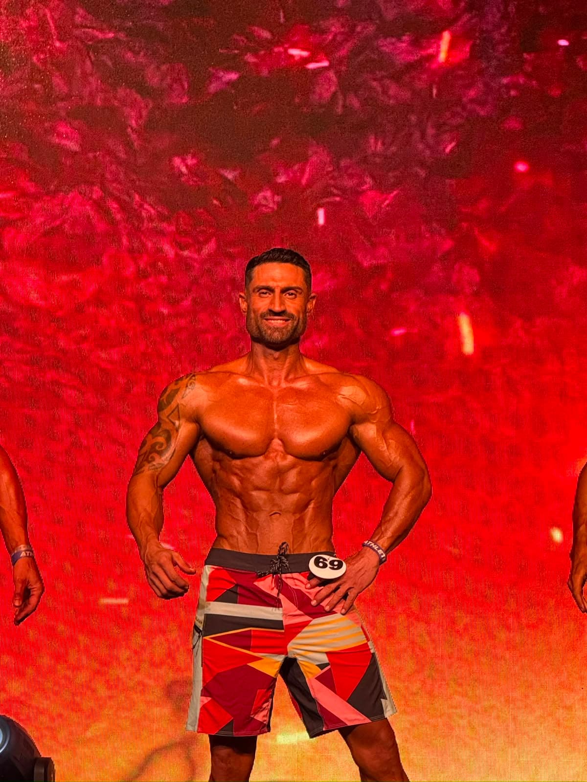 Abel Higón en pose de competición IFBB, vista frontal